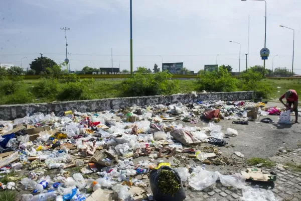 No saben cómo combatir la basura en el acceso a la ciudad por San Cayetano