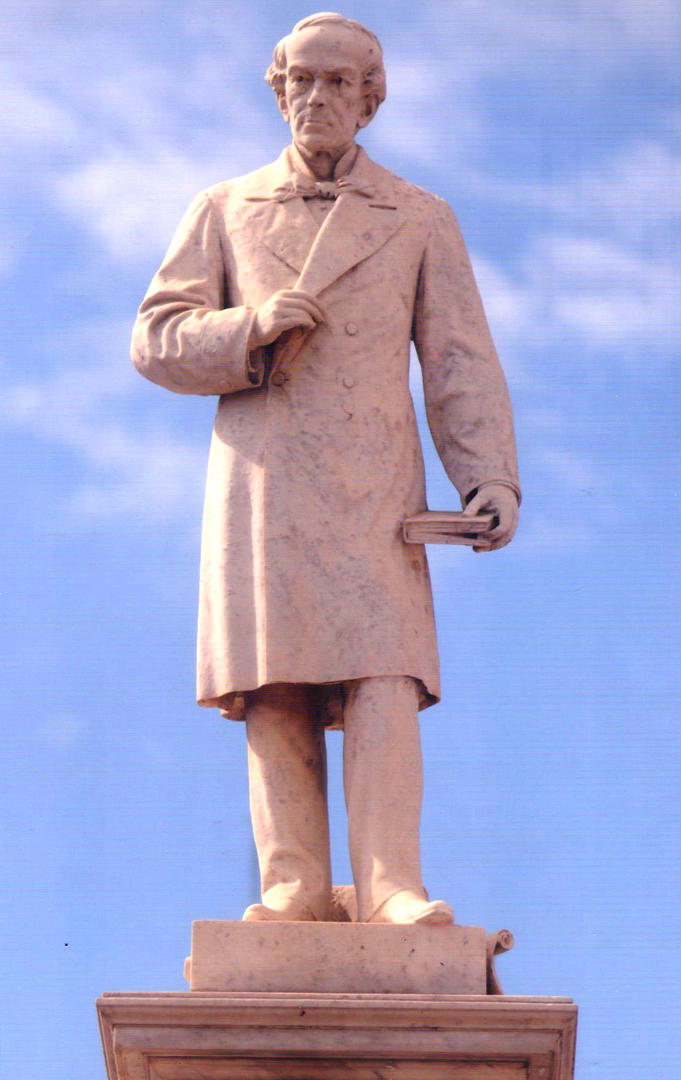 JUAN BAUTISTA ALBERDI. Escultura en mármol de Romairone, en La Recoleta, donde estuvieron los restos del prócer hasta 1991. 