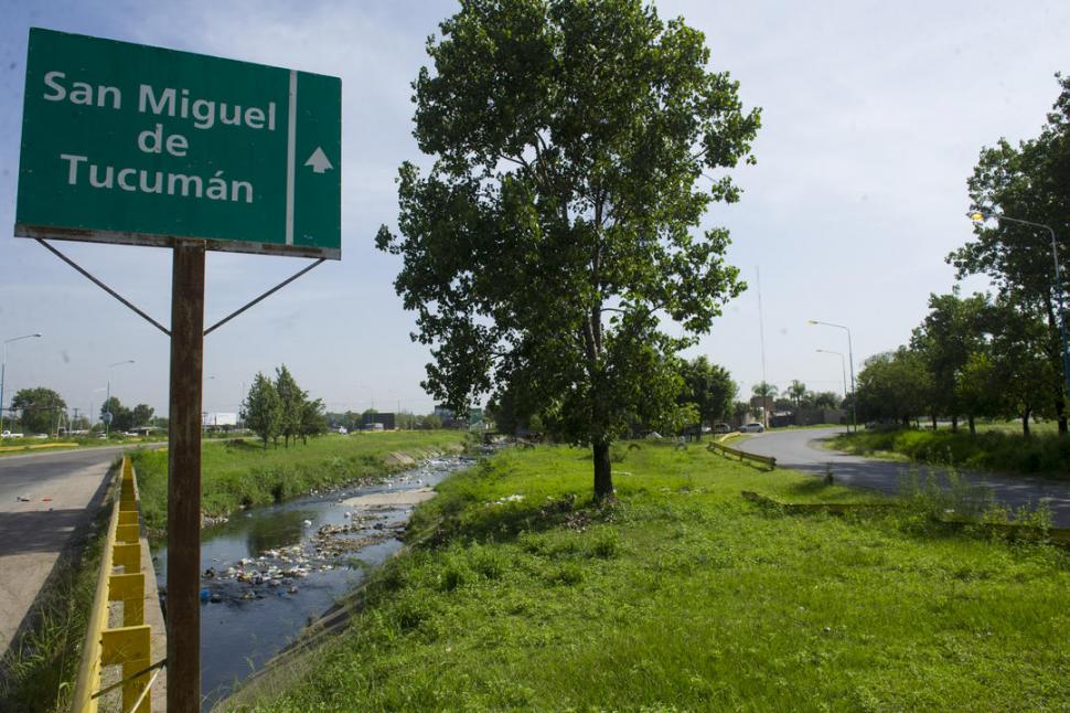 MALA IMPRESIÓN. El canal de San Cayetano recibe a quienes llegan a San Miguel de Tucumán por este acceso.
