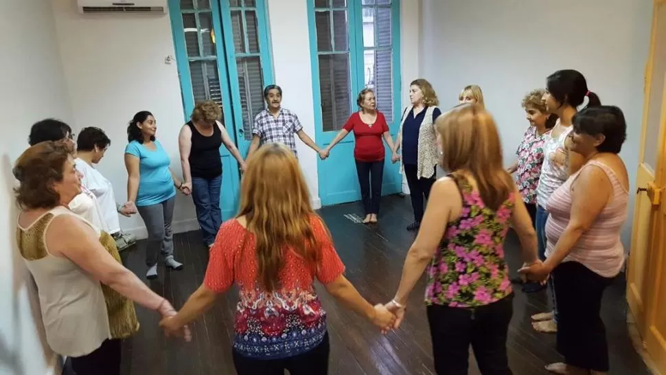 CONECTADOS. Si se la practicara individualmente no existiría, dice María José Zamorano, “facilitadora” de la disciplina; por ello son clases populosas. LA GACETA/ FOTOS DE ROCÍO ALI.-  