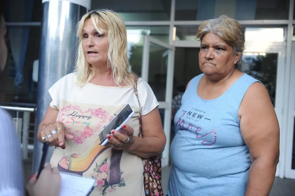 PREOCUPADA. Graciela espera novedades de su hijo afuera del hospital. la gaceta / foto de hector peralta