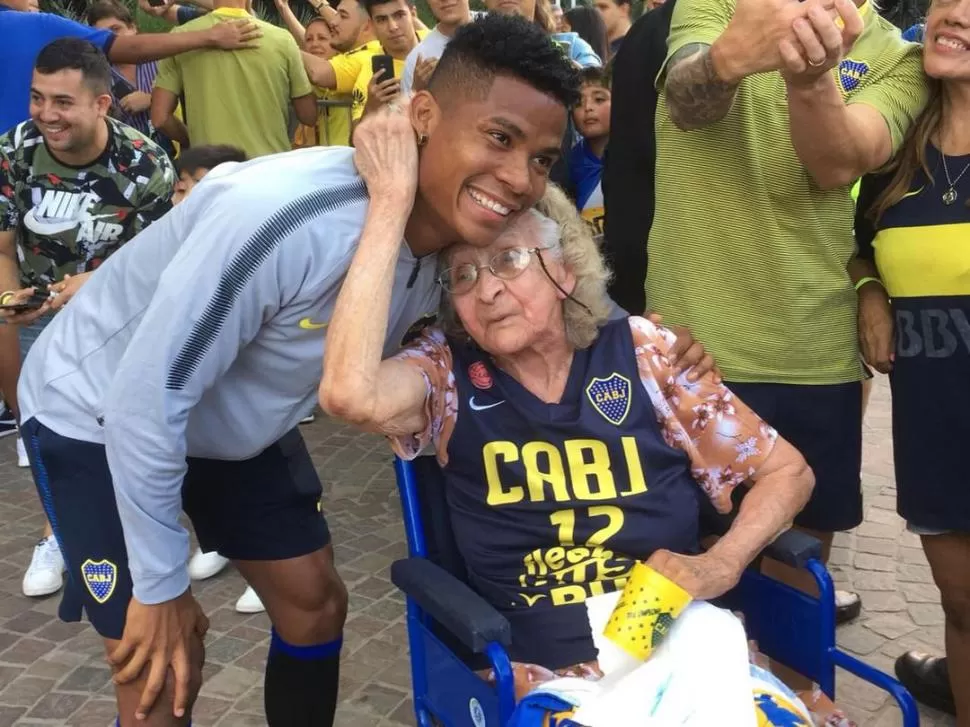EMOCIONADA. La abuela Rosa Jerez vivió una tarde involvidable con los jugadores de Boca. Wilmar Barrios fue uno de los que se acercó a saludarla y a recibir su afecto twitter @BocaJrsOficial