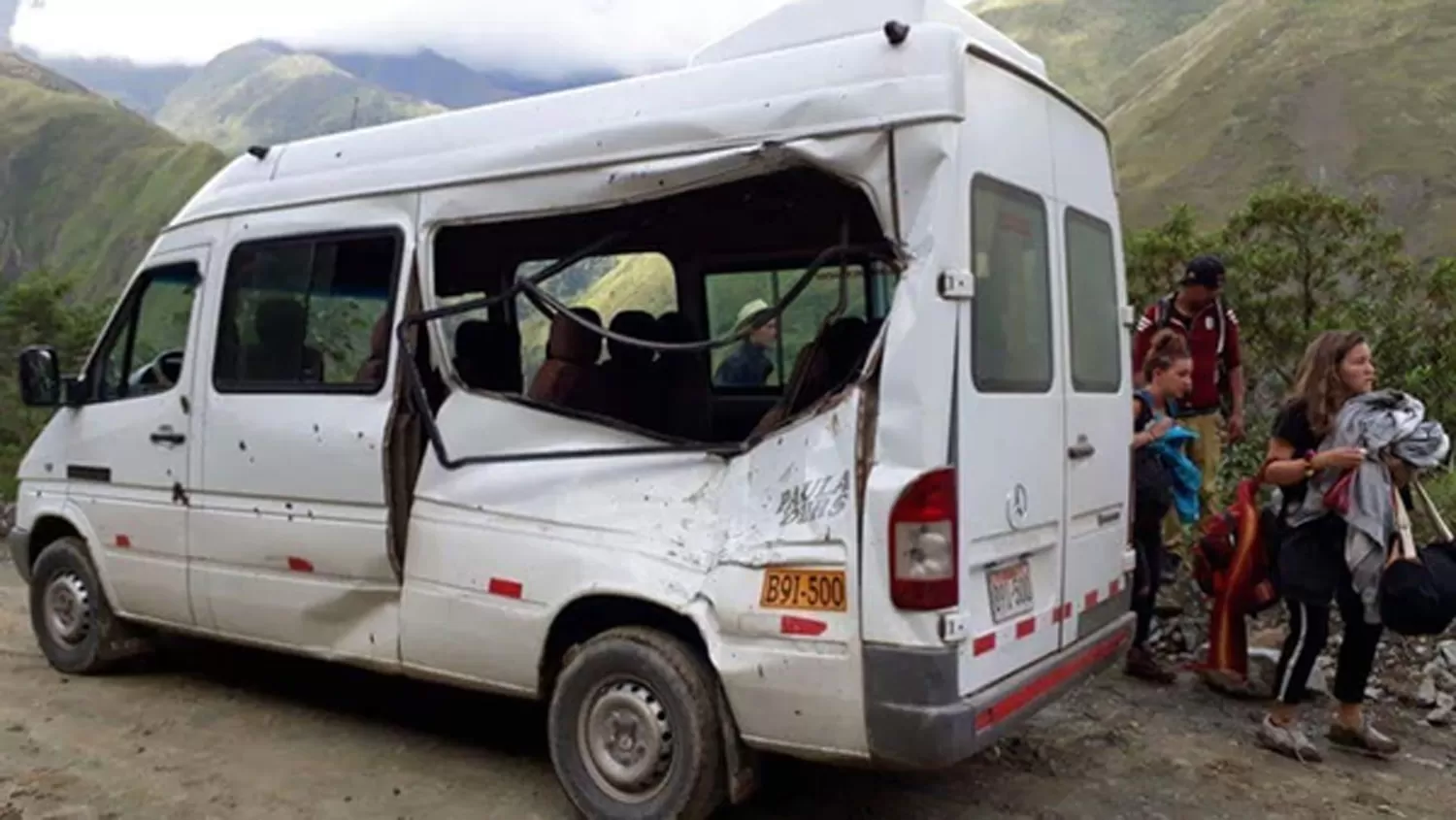 LA CAMIONETA. Ocurrió en Perú y dejó heridas a 4 jóvenes. FOTO TOMADA DE INFOBAE.COM