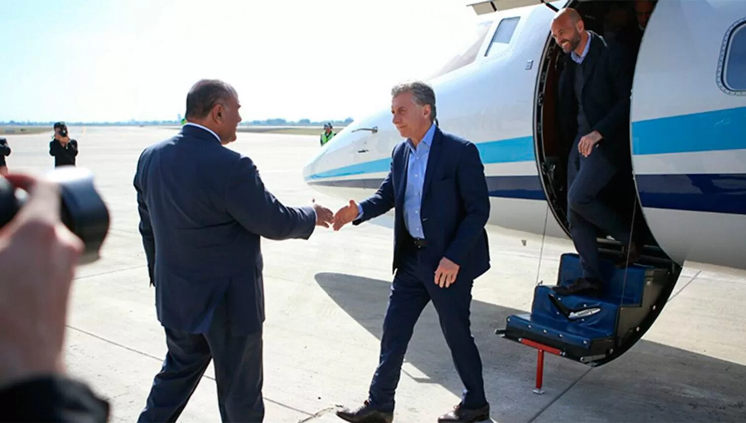 ENCUENTRO. Manzur recibe a Macri en el aeropuerto Benjamín Matienzo. ARCHIVO