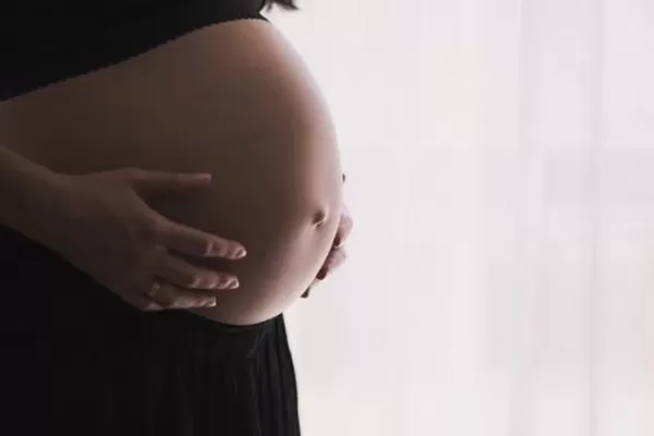 Insólito: una embarazada ofreció su bebé por un grupo de compra y venta de Whatsapp