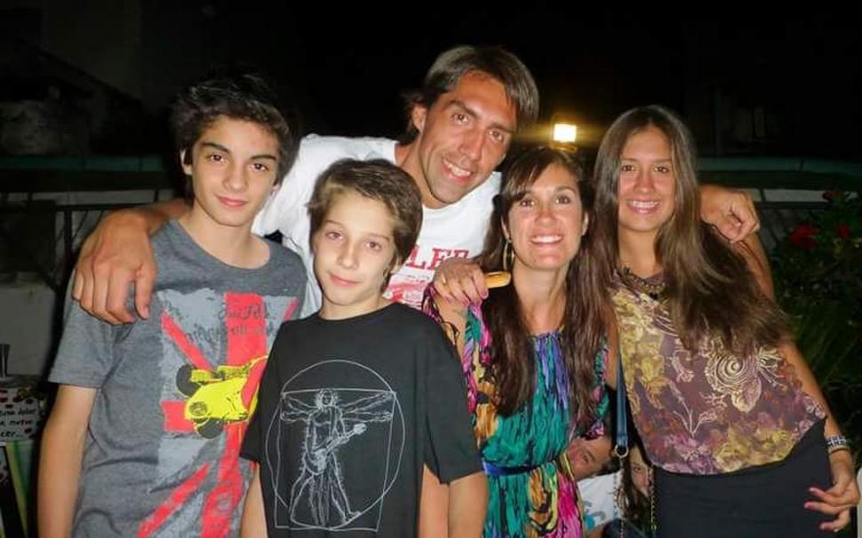 BÁSQUET EN LA SANGRE. “Tompy”, junto a sus hijos Alejo, Mateo, su esposa Estefanía y su hija Agostina. 