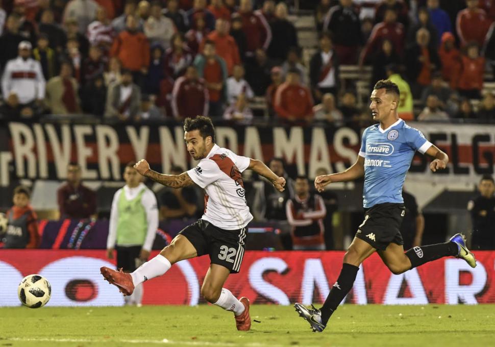 IMPARABLE. Ignacio Scocco, que ingresó a los 20 minutos del segundo tiempo por Rodrigo Mora, ya sacó el derechazo que se convertirá en el segundo gol de River. telam
