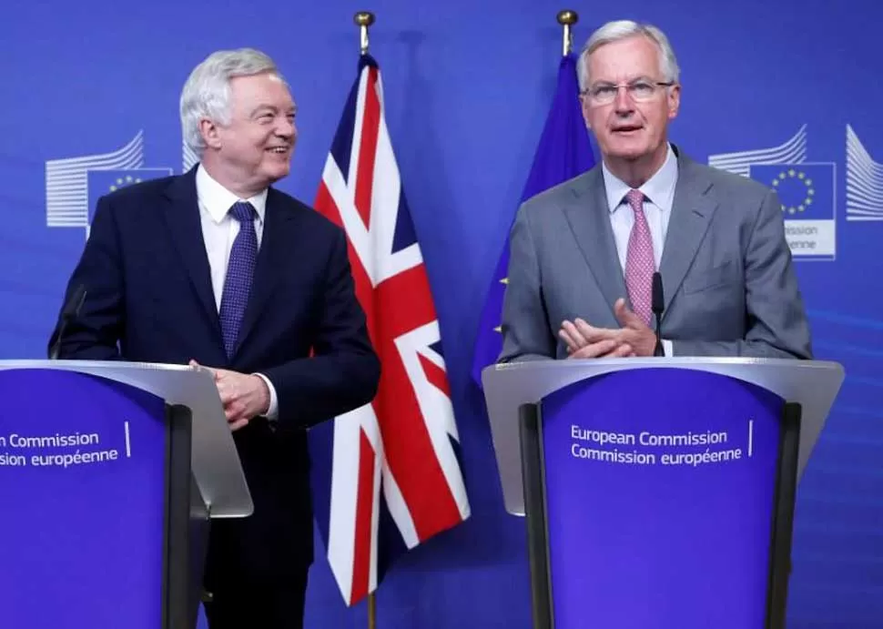ACUERDO. David Davis y Michael Barnier posan para la prensa europea. Reuters