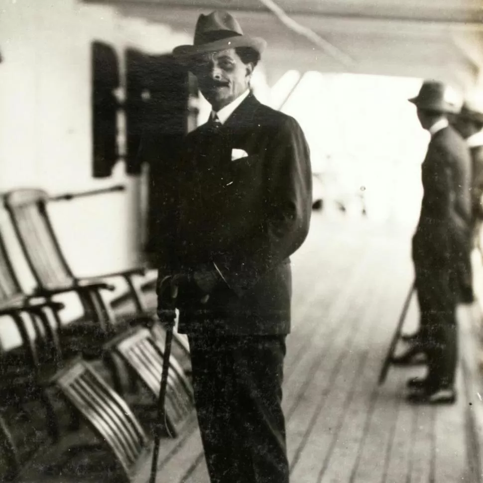 RICARDO JAIMES FREYRE. El poeta fotografiado en un barco, en sus últimos años. 