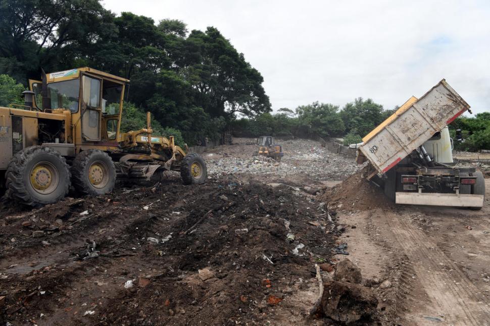 Con 180 toneladas de material taparon una laguna contaminada en Los Vázquez