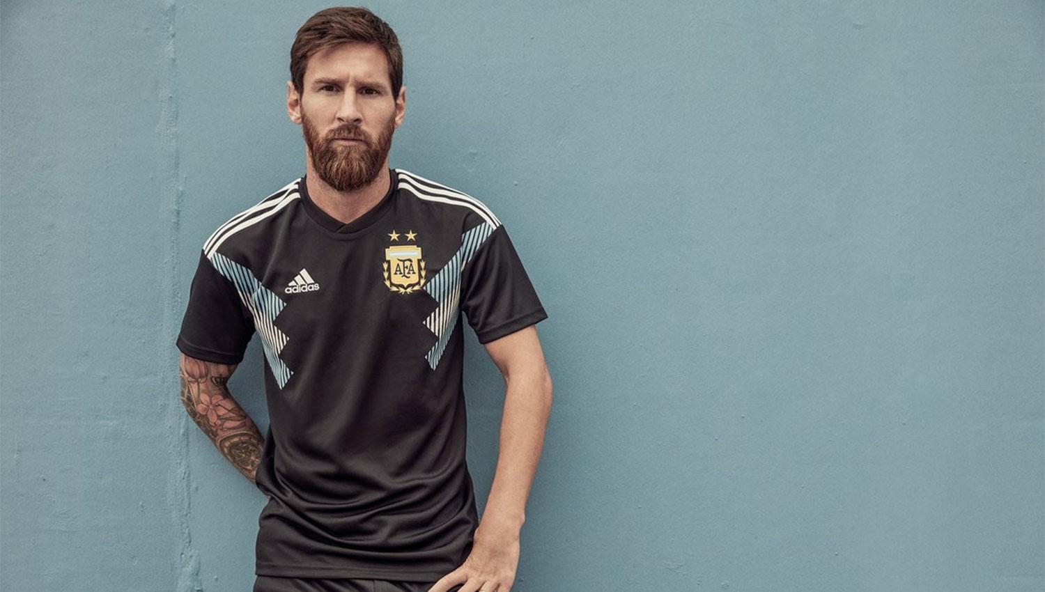 Messi posó con la indumentaria alternativa que tendrá el seleccionado en el Mundial.