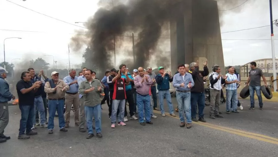 Trabajadores del ingenio San Juan cortan el puente Lucas Córdoba