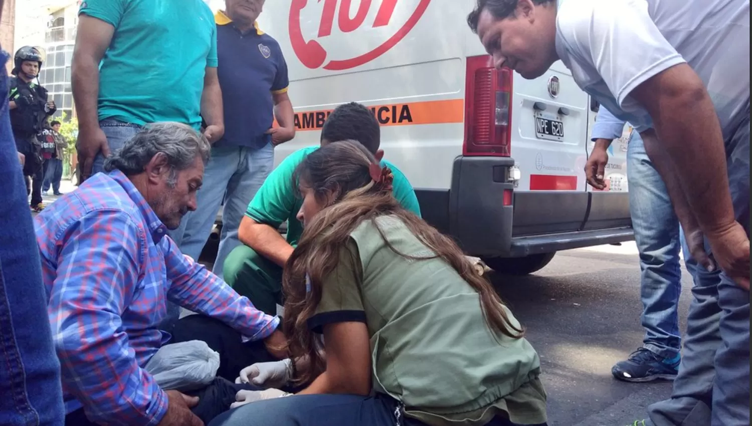 Atienden a Juan Brito, luego del accidente en la protesta de empleados del Ingenio San Juan frente a Fotia. FOTO DE JOSÉ ROMERO SILVA