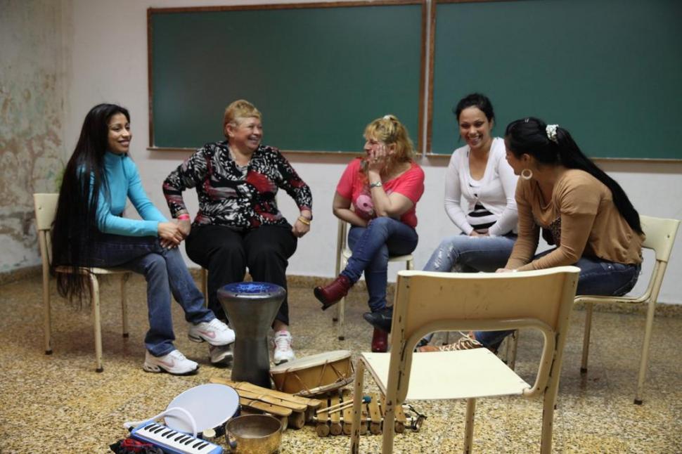 REUNIDAS. Las mujeres dialogan entre ellas luego de usar los instrumentos.  twitter @Interiores9