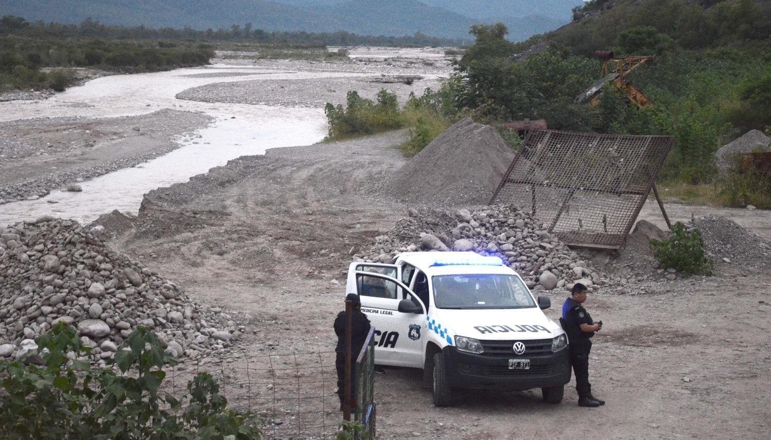 RÍO ZAPLA. Policías junto al río donde fue hallado el cuerpo del chico. FOTO TOMADA DE EL TRIBUNO DE JUJUY
