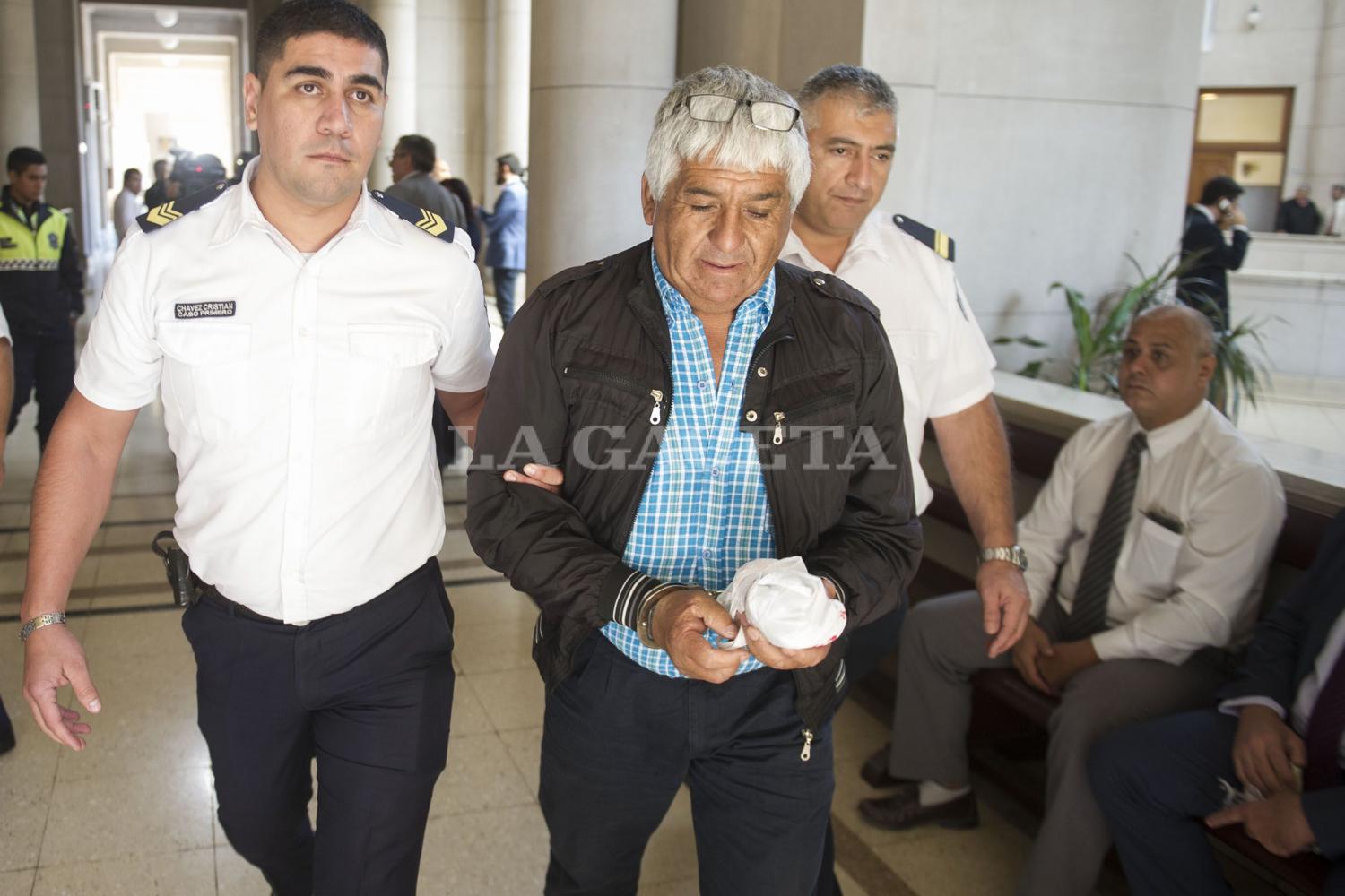 DETENIDO. Los guardias retiran a Marcelo Fernández, que incurrió en falso testimonio. (LA GACETA / JORGE OLMOS SGROSSO)