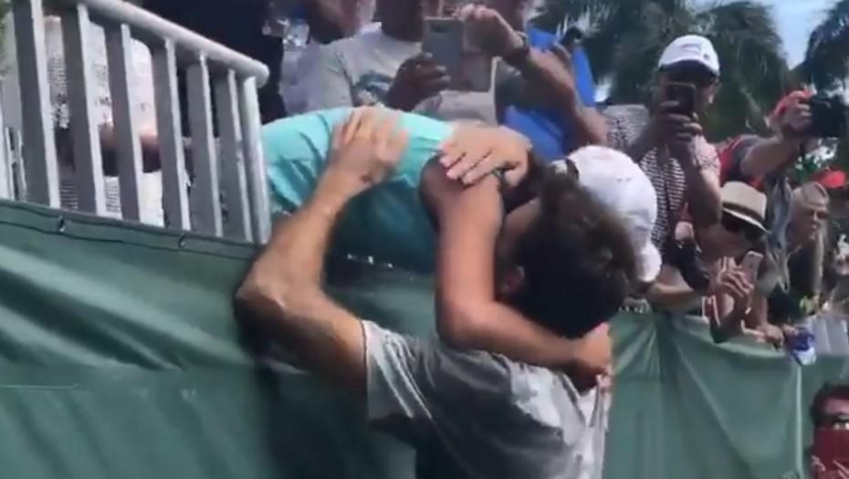 El emotivo momento entre el tenista y una fanática. CAPTURA DE PANTALLA