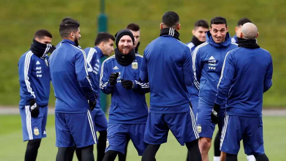 FELIZ. Messi se sumó a los entrenamientos en Manchester y contagió a todos con su sonrisa en los primeros minutos.  reuters