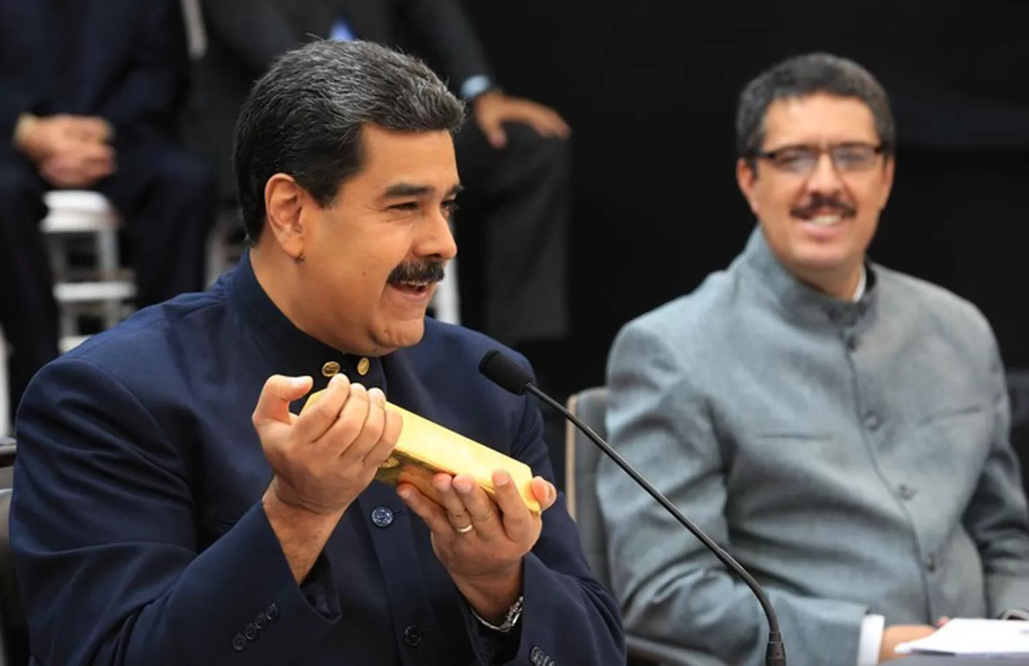 ORO. Maduro muestra un lingote en medio de la conferencia en la que anunció una drástica reconversión de la moneda venezolana. FOTO TOMADA DE CLARIN

