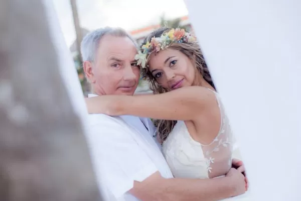 Video: el delegado comunal de Garmendia bendijo su matrimonio en un hotel de Punta Cana