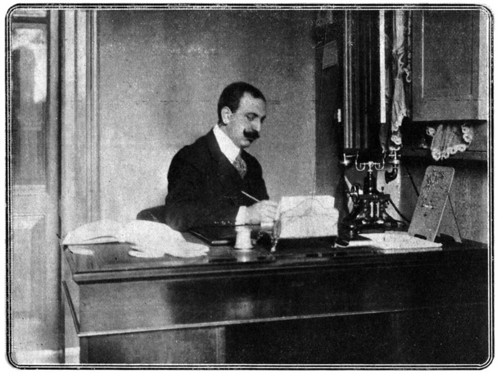LUIS F. NOUGUÉS. El gobernador, fotografiado en su escritorio hacia 1907, para el “Álbum Argentino”. 