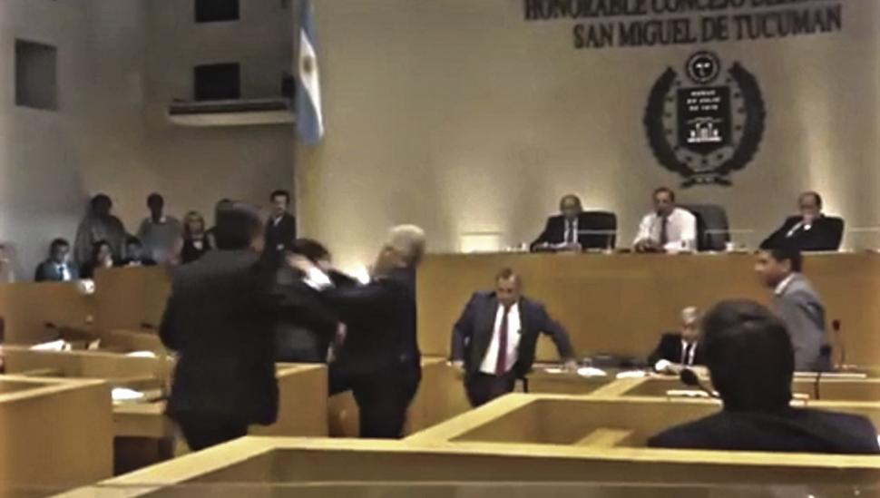 Un concejal atacó a otro en plena sesión y podría ser sancionado
