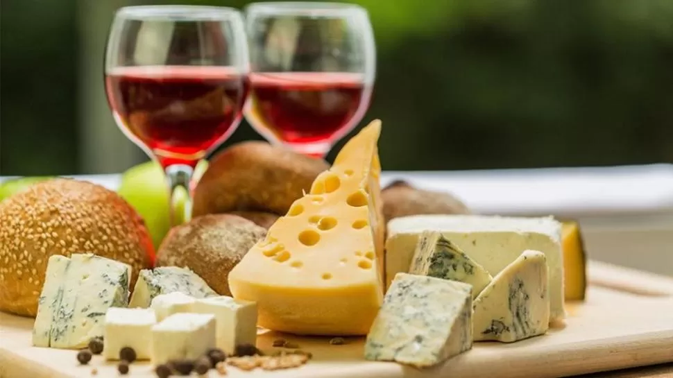 BON APPETIT! Los vinos y quesos franceses son famosos en el mundo.   