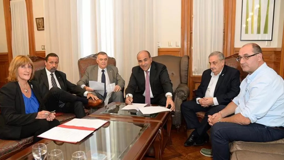 LA PROPUESTA EN MANOS. Manzur a punto de suscribir la iniciativa que sólo deja en pie a las estructuras provinciales para competir en elecciones. comunicación pública