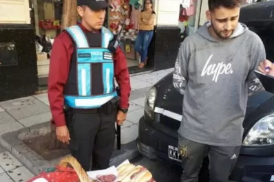 Vendía sandwiches de fiambre en la calle, se los secuestró la Policía y su gesto de amargura se viralizó en las redes