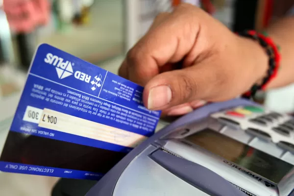 A partir de abril, todos los comercios estarán obligados a aceptar pagos con tarjetas de débito