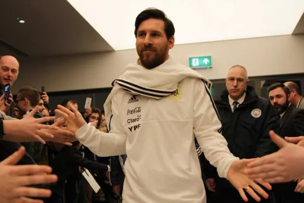 El ídolo de todos: Messi no jugó ante Italia pero fue el más esperado por los niños al llegar al estadio