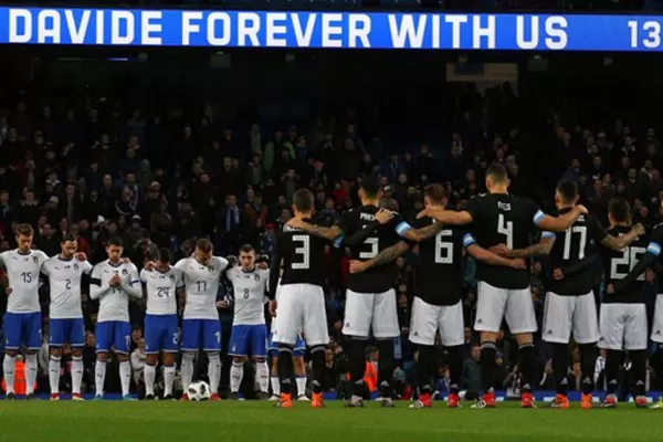 Argentinos e italianos hicieron un minuto de silencio por Houseman y Astori