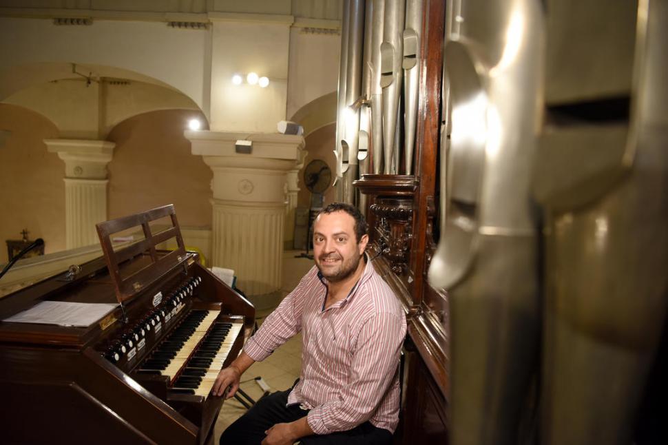 POR AMOR. Paverini es organista “ad honorem” desde hace 16 años.   