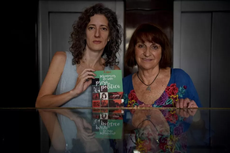 EN TUCUMÁN. Virginia Feinmann y Cristina Pinal, con un ejemplar. 
