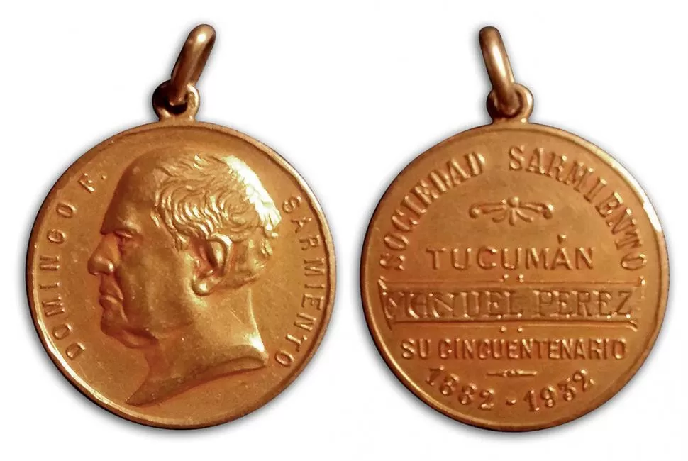 MANUEL PÉREZ. Medalla de oro que la Sociedad Sarmiento le otorgó en 1932, como ex presidente y socio fundador. 