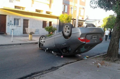 Dos autos volcaron en distintos accidentes en esta capital