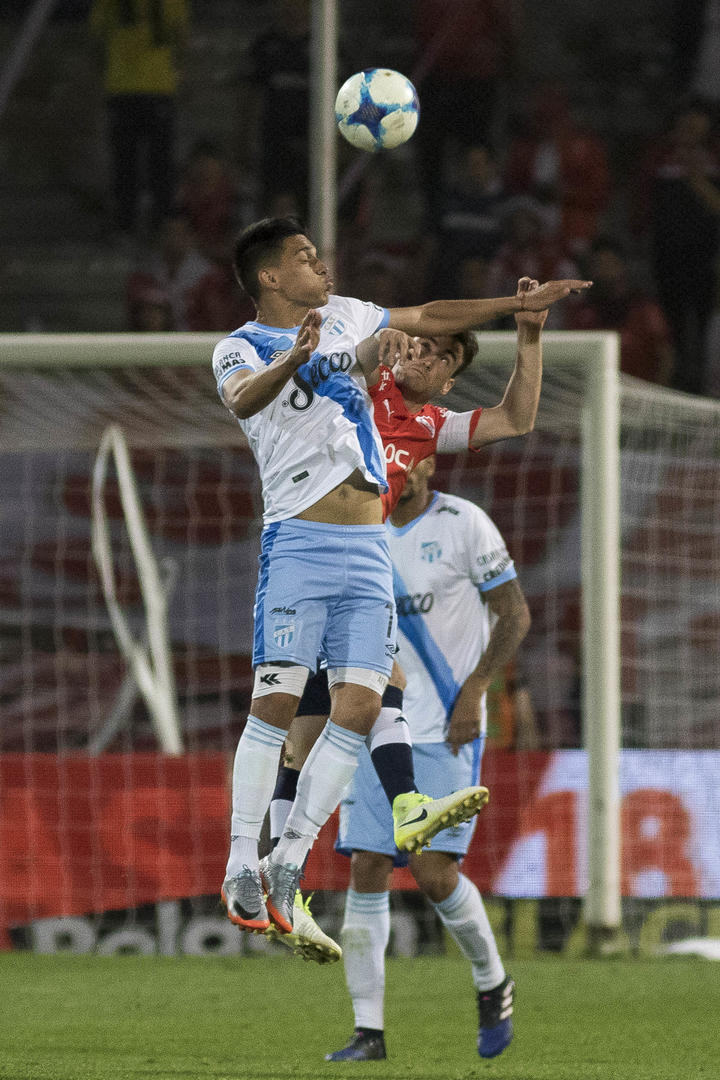 SALTO. Álvarez lucha por la pelota en las alturas en el último partido ante el “Rojo”. foto de Marcelo Ruiz (archivo)