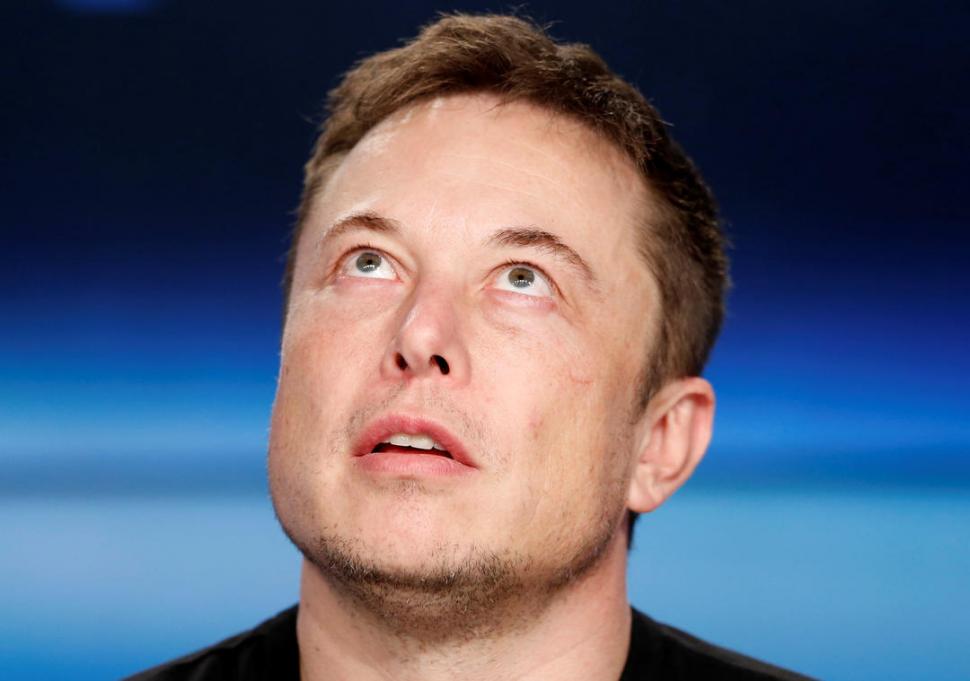 El sudafricano Elon Musk es el fundador y presidente de Tesla, la fabricante de coches eléctricos, y también el CEO de Space X. 