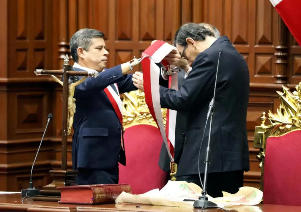 ASUNCIÓN. El jefe del Congreso le colocó la banda presidencial al flamante mandatario de Perú, Vizcarra. Reuters