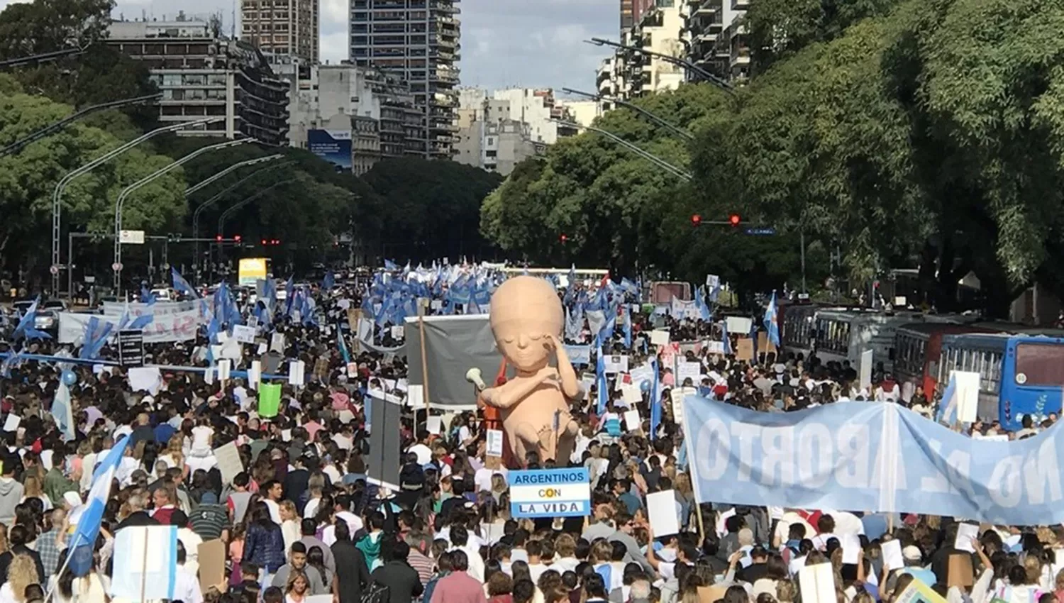 EN BUENOS AIRES. Una multitud marcha contra la despenalización del aborto. FOTO TOMADA DE CLARIN.COM