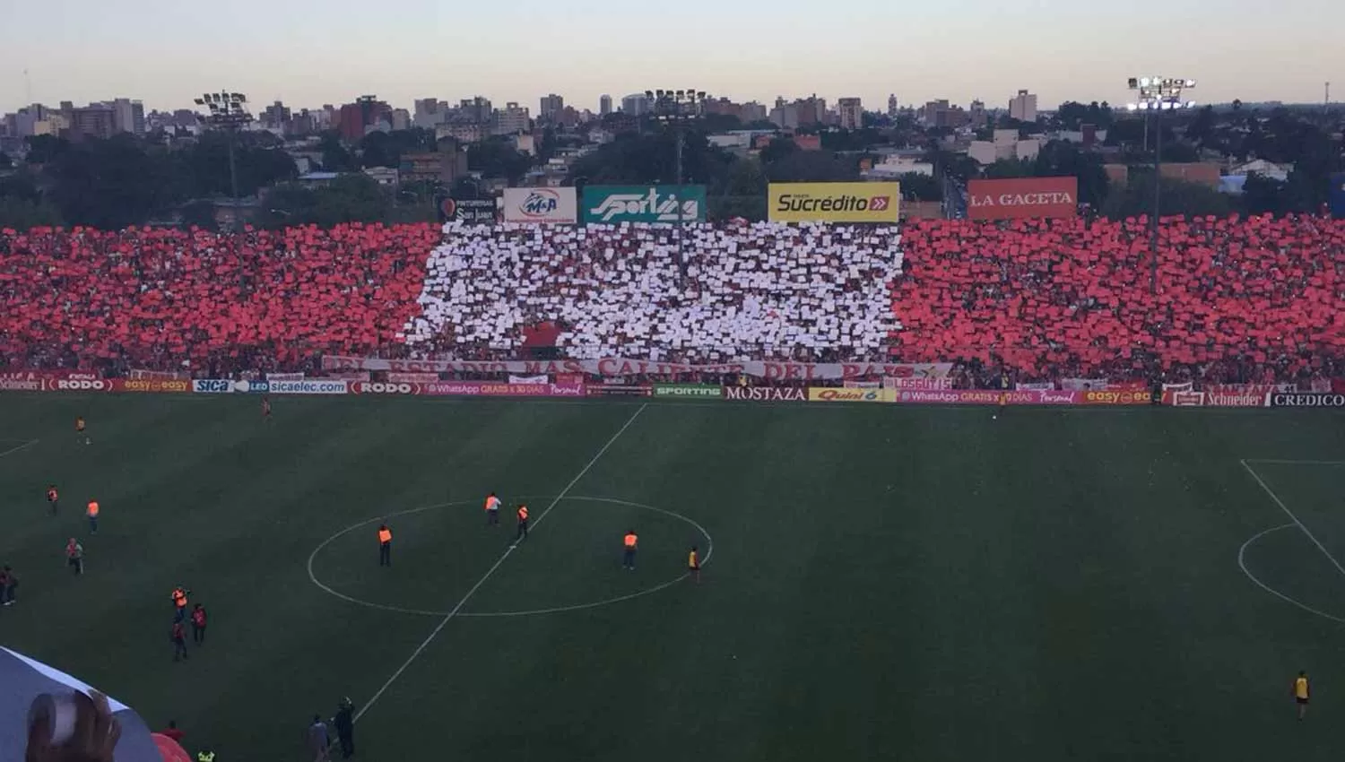 CARTULINAZO. Los hinchas de San Martín tiñeron el estadio de rojo y blanco. (@CASMOficial)