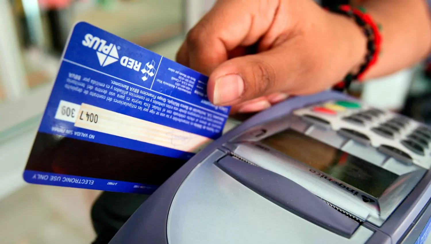 ECONOMÍA. El incremento de transacciones con tarjetas de crédito fue elevado .FOTO TOMADA DE MINUTO UNO.