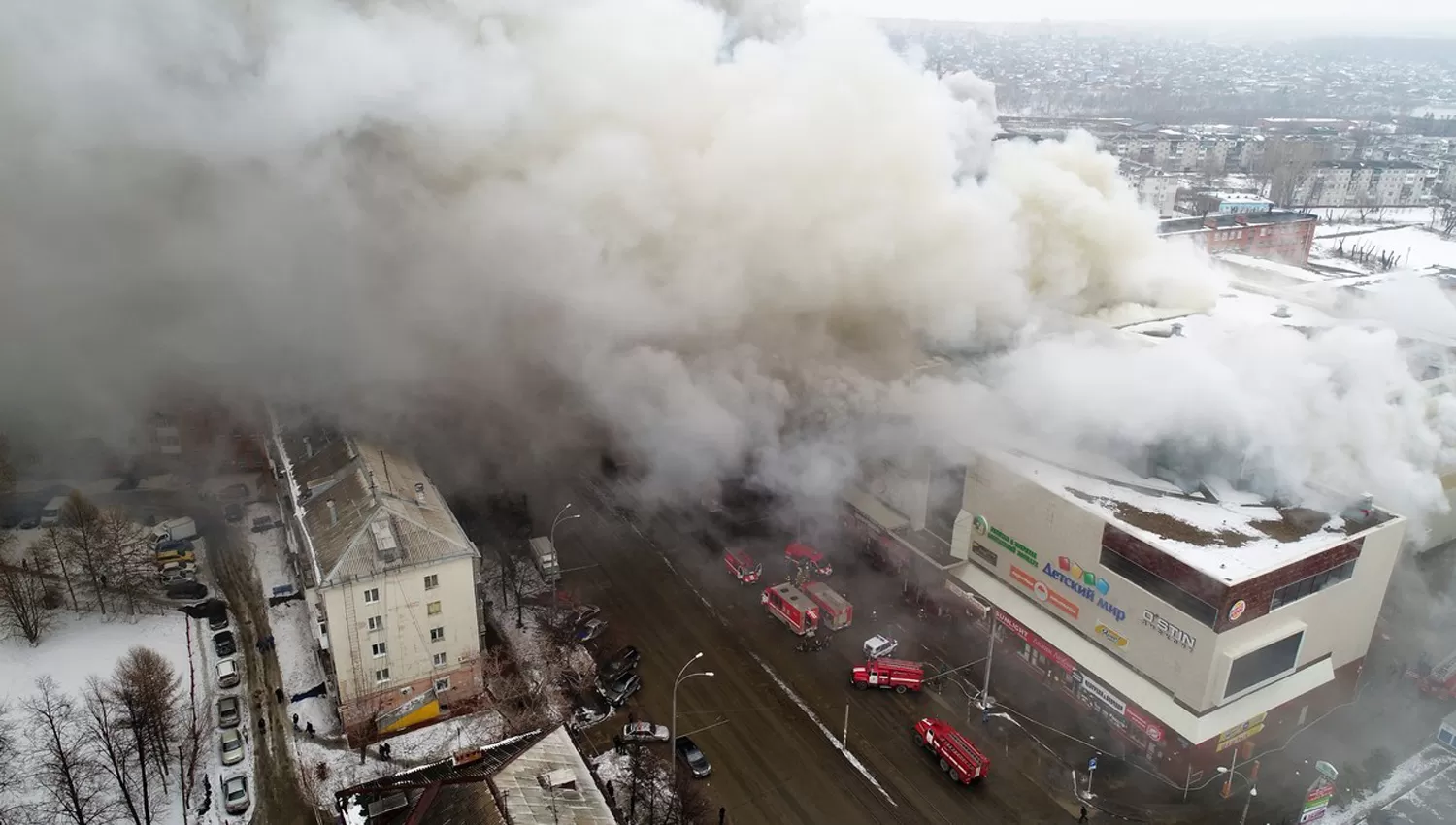 Humo. Más de 50 vehículos de bomberos trabajaron para controlar el fuego en el centro comercial de Kemerovo, en Siberia. /AP. FOTO TOMADA DE CLARÍN.

