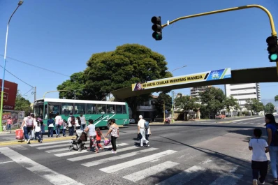Prefieren correr riesgos antes que subir escalones o rampas que pueden salvarles la vida