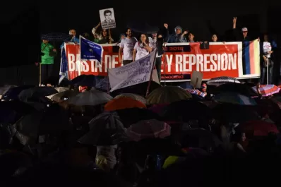 Bajo la lluvia, pidieron no olvidar a los desaparecidos