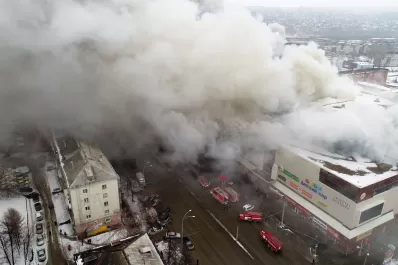 Un incendio en un centro comercial en Rusia dejó al menos 37 muertos