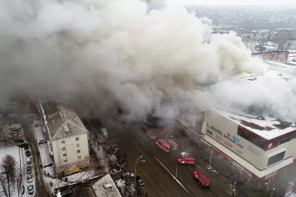 Un incendio en un centro comercial en Rusia dejó al menos 37 muertos