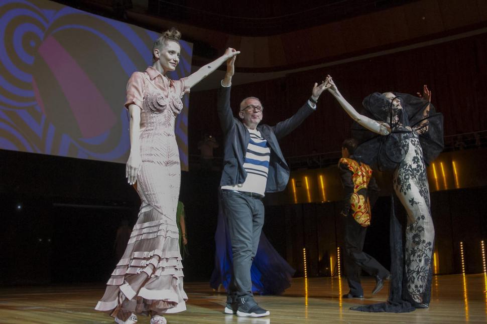 EN ESCENA. Al cierre de su majestuoso desfile, el francés Jean Paul Gaultier saludó al publico argentino. 