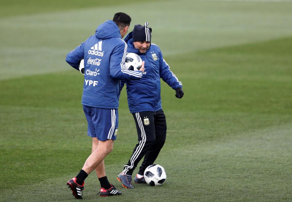 ¿Y AHORA? Para definir a los titulares que enfrentarán a España, Sampaoli espera saber si Messi se recupera y puede jugar. Reuters