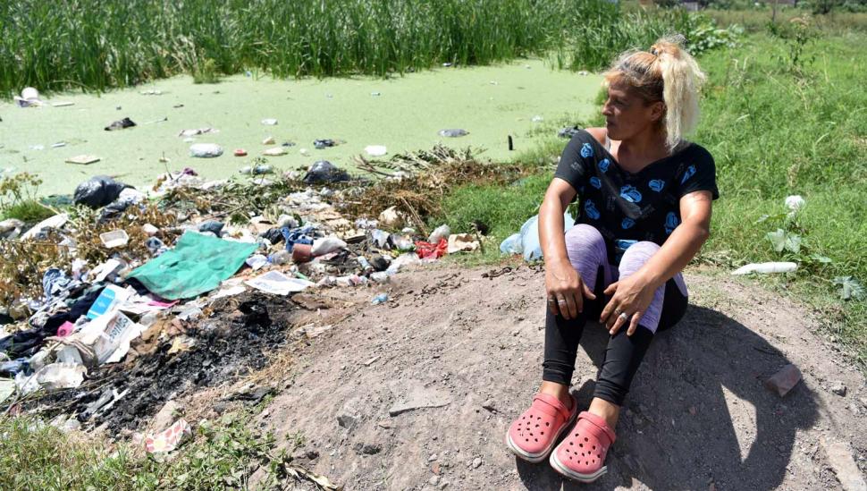 Viven a 10 minutos del centro pero frente a sus casas tienen un lago de aguas servidas